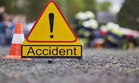 റോഡില്‍ തെന്നിയ കാര്‍ 3 തവണ വട്ടംകറങ്ങി; വാഹനത്തിന്റെ പിന്‍ഭാഗമിടിച്ച് സര്‍വീസ് റോഡിലേക്ക് തെറിച്ചുവീണ് മല്‍സ്യതൊഴിലാളിക്ക് ദാരുണാന്ത്യം