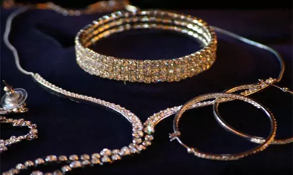 അണങ്കൂരിലെ തറവാട് വീട്ടില് നിന്ന് 10 പവന് സ്വര്ണാഭരണങ്ങള് കവര്ന്നതായി പരാതി അണങ്കൂരിലെ തറവാട് വീട്ടില് നിന്ന് 10 പവന് സ്വര്ണാഭരണങ്ങള് കവര്ന്നതായി പരാതി