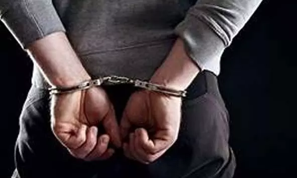 13 കാരിയായ മകളെ പീഡിപ്പിച്ച് ഗര്‍ഭിണിയാക്കി; രക്ഷപ്പെടാന്‍ ഒരുങ്ങുന്നതിനിടെ പിതാവിനെ കയ്യോടെ പിടികൂടി നാട്ടുകാര്‍ പൊലീസില്‍ ഏല്‍പ്പിച്ചു