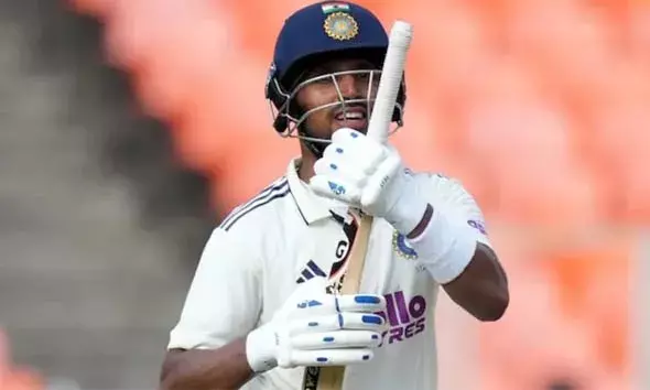 വെസ്റ്റ് ഇന്‍ഡീസിനെതിരായ ടെസ്റ്റില്‍ കന്നി സെഞ്ച്വറി നേടിയ ശേഷം സൈന്യത്തിന് സല്യൂട്ട് അടിച്ച് ധ്രുവ് ജൂറലിന്റെ ഗാര്‍ഡ് ഓഫ് ഓണര്‍ ആദരാഞ്ജലി