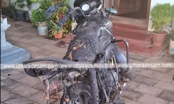 വീട്ടുമുറ്റത്ത് നിര്‍ത്തിട്ടിരുന്ന ബൈക്ക് കത്തിനശിച്ചു