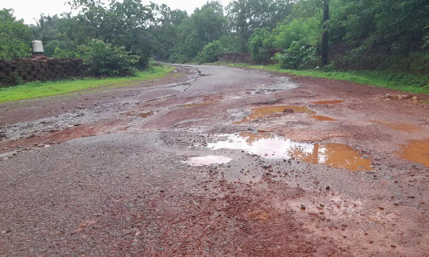കന്യപ്പാടി-തലപ്പാനാജ തകര്‍ന്ന റോഡില്‍ ദുരിതയാത്ര