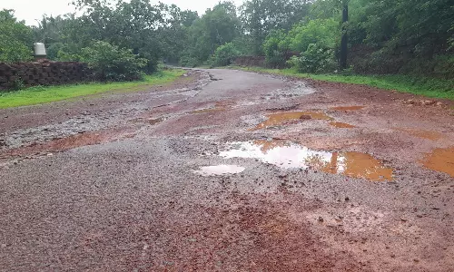 കന്യപ്പാടി-തലപ്പാനാജ തകര്ന്ന റോഡില് ദുരിതയാത്ര കന്യപ്പാടി-തലപ്പാനാജ തകര്ന്ന റോഡില് ദുരിതയാത്ര