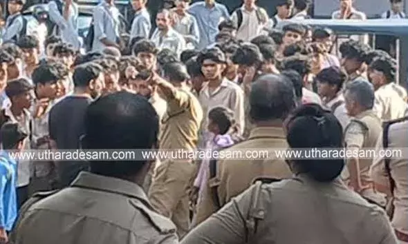 നൃത്തം ചെയ്യാനുള്ള വിദ്യാര്‍ത്ഥികളുടെ നീക്കം അധ്യാപകര്‍ തടഞ്ഞു; കൂട്ടം കൂടിയ കുട്ടികളെ പൊലീസ് വിരട്ടിയോടിച്ചു