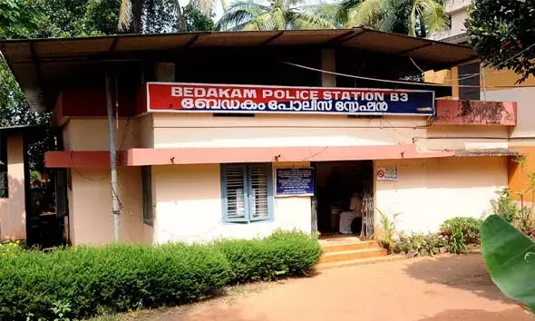 കുണ്ടം കുഴിയില്‍ ബസില്‍ കയറി കണ്ടക്ടറെ മര്‍ദ്ദിച്ചതായി പരാതി