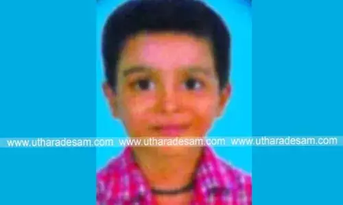 പിതാവിനൊപ്പം സ്‌കൂട്ടറില്‍ സഞ്ചരിക്കുന്നതിനിടെ തെറിച്ചുവീണ എട്ടുവയസുകാരന്‍ മരിച്ചു