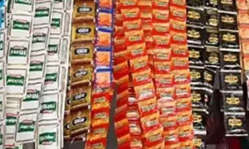 ട്രെയിനില് കടത്തുകയായിരുന്ന 8344 പാക്കറ്റ് പുകയില ഉല്പ്പന്നങ്ങള് പിടികൂടി; യു.പി സ്വദേശി അറസ്റ്റില് ട്രെയിനില് കടത്തുകയായിരുന്ന 8344 പാക്കറ്റ് പുകയില ഉല്പ്പന്നങ്ങള് പിടികൂടി; യു.പി സ്വദേശി അറസ്റ്റില്