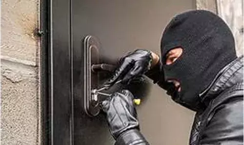 കല്ലഞ്ചിറ ദേവസ്ഥാനത്ത് നിന്നും വിളക്കുകളും പാത്രങ്ങളും കവര്ന്ന കേസില് പ്രതി അറസ്റ്റില് കല്ലഞ്ചിറ ദേവസ്ഥാനത്ത് നിന്നും വിളക്കുകളും പാത്രങ്ങളും കവര്ന്ന കേസില് പ്രതി അറസ്റ്റില്