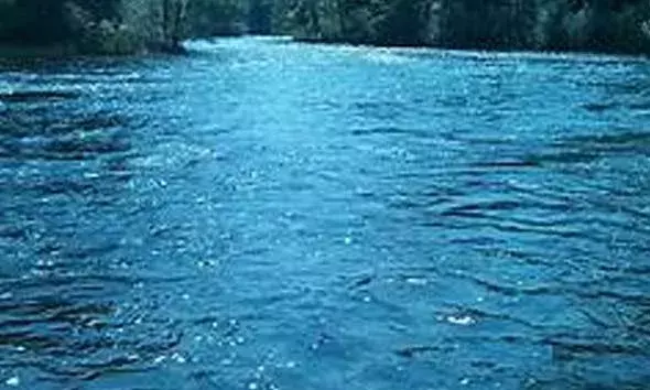 മണല്‍ വാരി വരികയായിരുന്ന തോണിയിലേക്ക് ബോട്ട് ഇടിച്ച് തൊഴിലാളിയെ പുഴയില്‍ കാണാതായി