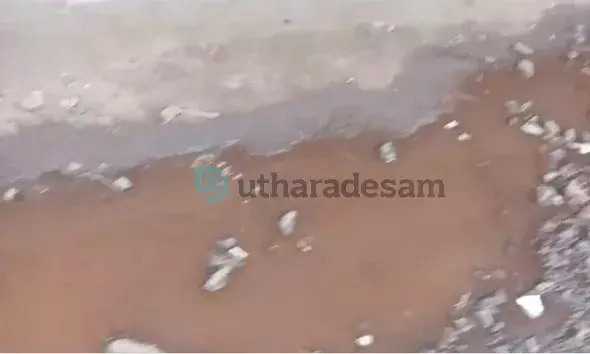 പുതിയകോട്ടയില്‍ ശൗചാലയത്തിലെ മലിനജലം  റോഡിലേക്കൊഴുകുന്നു; വീണ്ടും അടച്ചിട്ടു