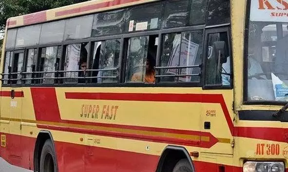 പളളിക്കരയില് കെ.എസ്.ആര്.ടി.സി സൂപ്പര്ഫാസ്റ്റ് ബസിന്റെ ഗ്ലാസ് തകര്ത്തു; ഡ്രൈവറെ മര്ദ്ദിച്ചു പളളിക്കരയില് കെ.എസ്.ആര്.ടി.സി സൂപ്പര്ഫാസ്റ്റ് ബസിന്റെ ഗ്ലാസ് തകര്ത്തു; ഡ്രൈവറെ മര്ദ്ദിച്ചു