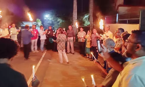 കുഞ്ഞുങ്ങള് മരിച്ച അമ്മമാരുടെ നിലവിളി ഹൃദയം നുറുക്കി; ചിത്രം വരച്ചും കവിതകള് ചൊല്ലിയും പലസ്തീന് ഐക്യദാര്ഢ്യം കുഞ്ഞുങ്ങള് മരിച്ച അമ്മമാരുടെ നിലവിളി ഹൃദയം നുറുക്കി; ചിത്രം വരച്ചും കവിതകള് ചൊല്ലിയും പലസ്തീന് ഐക്യദാര്ഢ്യം