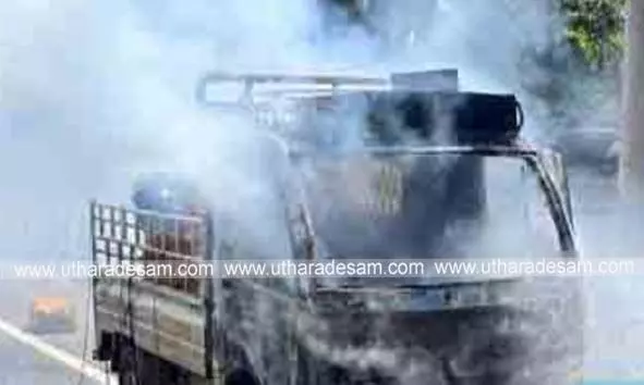 ഓടിക്കൊണ്ടിരുന്ന മിനിലോറി കത്തിനശിച്ചു; ഡ്രൈവര് രക്ഷപ്പെട്ടു ഓടിക്കൊണ്ടിരുന്ന മിനിലോറി കത്തിനശിച്ചു; ഡ്രൈവര് രക്ഷപ്പെട്ടു