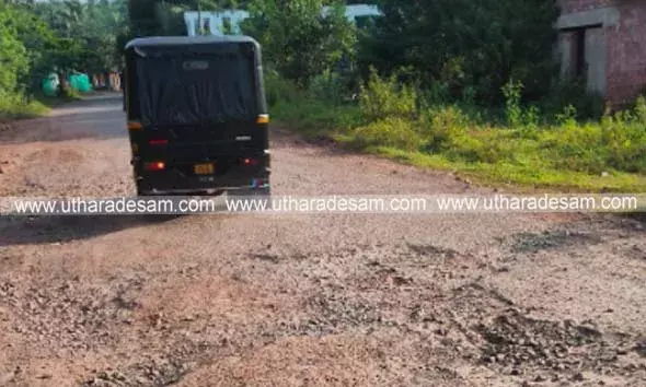 കാസര്‍കോട്-മുണ്ട്യത്തടുക്ക റോഡ് പൂര്‍ണ്ണമായും തകര്‍ന്നു; യാത്ര അതീവ ദുഷ്‌ക്കരം