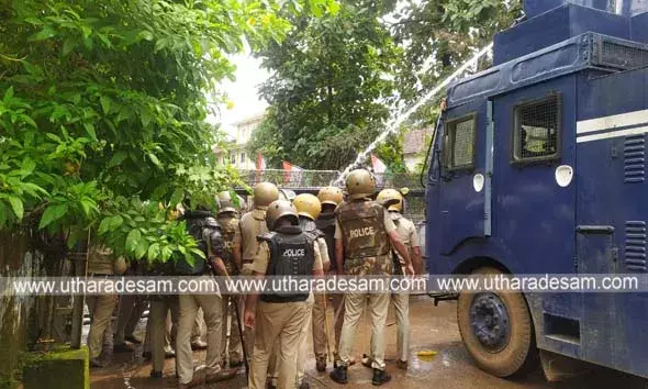 കാഞ്ഞങ്ങാട് ഡി.വൈ.എസ്.പി ഓഫീസിലേക്കുള്ള യൂത്ത് കോണ്‍ഗ്രസ് മാര്‍ച്ചില്‍ സംഘര്‍ഷം; പൊലീസ് ജലപീരങ്കി പ്രയോഗിച്ചു