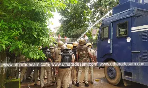 കാഞ്ഞങ്ങാട് ഡി.വൈ.എസ്.പി ഓഫീസിലേക്കുള്ള യൂത്ത് കോണ്ഗ്രസ് മാര്ച്ചില് സംഘര്ഷം; പൊലീസ് ജലപീരങ്കി പ്രയോഗിച്ചു കാഞ്ഞങ്ങാട് ഡി.വൈ.എസ്.പി ഓഫീസിലേക്കുള്ള യൂത്ത് കോണ്ഗ്രസ് മാര്ച്ചില് സംഘര്ഷം; പൊലീസ് ജലപീരങ്കി പ്രയോഗിച്ചു