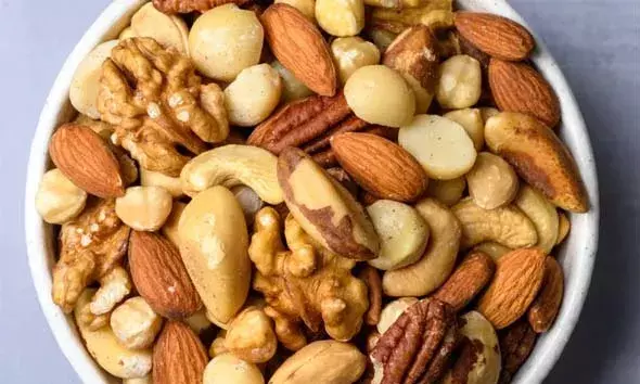 രക്തസമ്മര്‍ദ്ദവും കൊളസ്‌ട്രോളും കുറയ്ക്കുന്ന പോഷകസമൃദ്ധമായ നട്‌സുകളേയും വിത്തുകളേയും കുറിച്ചറിയാം