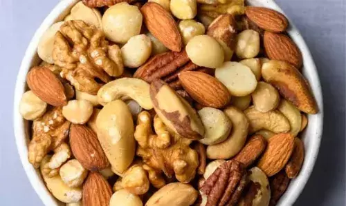 രക്തസമ്മര്ദ്ദവും കൊളസ്ട്രോളും കുറയ്ക്കുന്ന പോഷകസമൃദ്ധമായ നട്സുകളേയും വിത്തുകളേയും കുറിച്ചറിയാം രക്തസമ്മര്ദ്ദവും കൊളസ്ട്രോളും കുറയ്ക്കുന്ന പോഷകസമൃദ്ധമായ നട്സുകളേയും വിത്തുകളേയും കുറിച്ചറിയാം