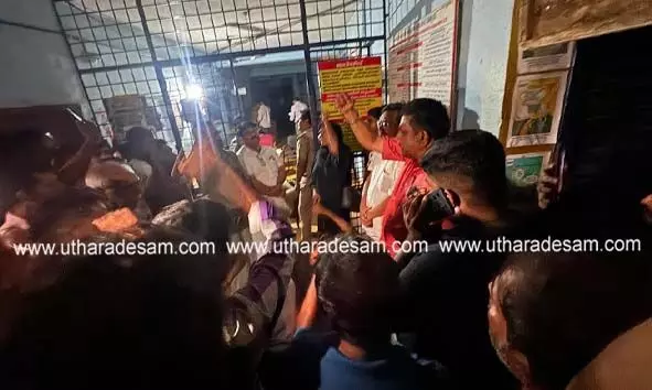 കുമ്പളയില് 19 മണിക്കൂര് വൈദ്യുതി മുടങ്ങി; വെന്തുരുകിയ നാട്ടുകാര് ഓഫീസിലെത്തി ജീവനക്കാരെ വളഞ്ഞുവെച്ചു കുമ്പളയില് 19 മണിക്കൂര് വൈദ്യുതി മുടങ്ങി; വെന്തുരുകിയ നാട്ടുകാര് ഓഫീസിലെത്തി ജീവനക്കാരെ വളഞ്ഞുവെച്ചു
