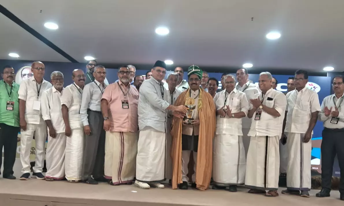 യഹ്‌യ തളങ്കരക്ക് യു.എ.ഇ കെ.എം.സി.സി. ഫൗണ്ടേഴ്‌സ് പുരസ്‌കാരം മുനവ്വറലി തങ്ങള്‍ സമ്മാനിച്ചു