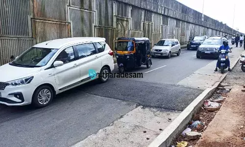 എന്.എച്ച് സര്വീസ് റോഡിലൂടെ ഇരുദിശകളിലേക്കുമുള്ള ഗതാഗതം; അപകട സാധ്യതയേറും എന്.എച്ച് സര്വീസ് റോഡിലൂടെ ഇരുദിശകളിലേക്കുമുള്ള ഗതാഗതം; അപകട സാധ്യതയേറും