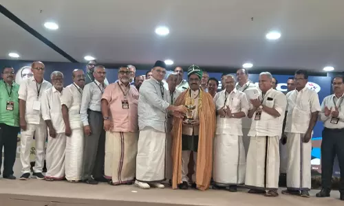യഹ്യ തളങ്കരക്ക് യു.എ.ഇ കെ.എം.സി.സി. ഫൗണ്ടേഴ്സ് പുരസ്കാരം മുനവ്വറലി തങ്ങള് സമ്മാനിച്ചു യഹ്യ തളങ്കരക്ക് യു.എ.ഇ കെ.എം.സി.സി. ഫൗണ്ടേഴ്സ് പുരസ്കാരം മുനവ്വറലി തങ്ങള് സമ്മാനിച്ചു