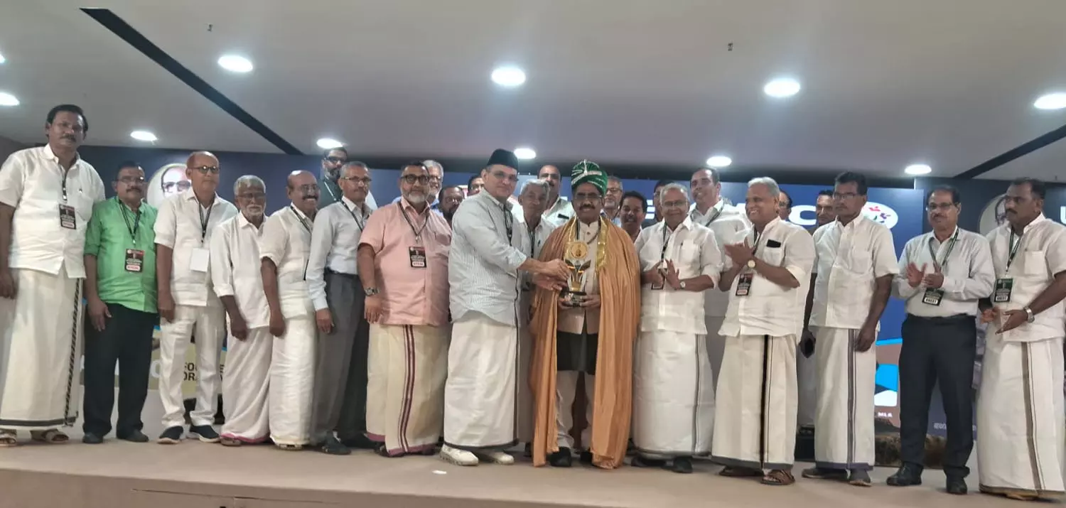 യഹ്യ തളങ്കരക്ക് യു.എ.ഇ കെ.എം.സി.സി. ഫൗണ്ടേഴ്സ് പുരസ്കാരം മുനവ്വറലി തങ്ങള് സമ്മാനിച്ചു യഹ്യ തളങ്കരക്ക് യു.എ.ഇ കെ.എം.സി.സി. ഫൗണ്ടേഴ്സ് പുരസ്കാരം മുനവ്വറലി തങ്ങള് സമ്മാനിച്ചു