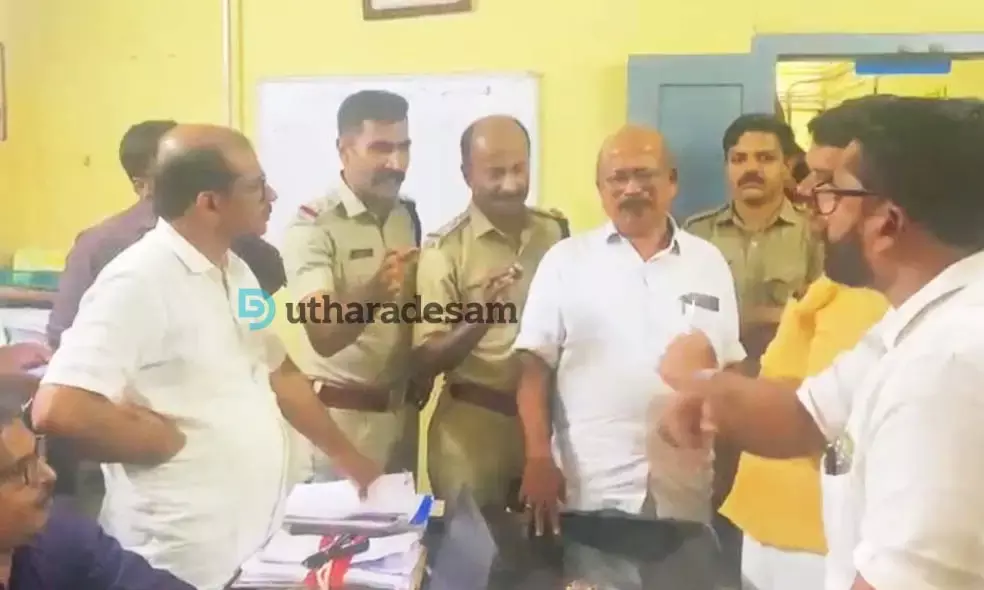 വോട്ട് തള്ളല്‍: സമയം അവസാനിച്ചിട്ടും സി.പി.എമ്മിന്റെ അപേക്ഷ സ്വീകരിച്ചതായി യു.ഡി.എഫ് : പള്ളിക്കര പഞ്ചായത്തില്‍ പ്രതിഷേധം