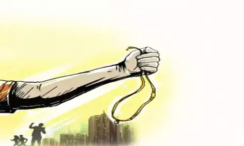 കാറിലെത്തിയ സംഘം യുവാവിന്റെ 3 പവന്റെ സ്വര്‍ണമാല കവര്‍ന്നു