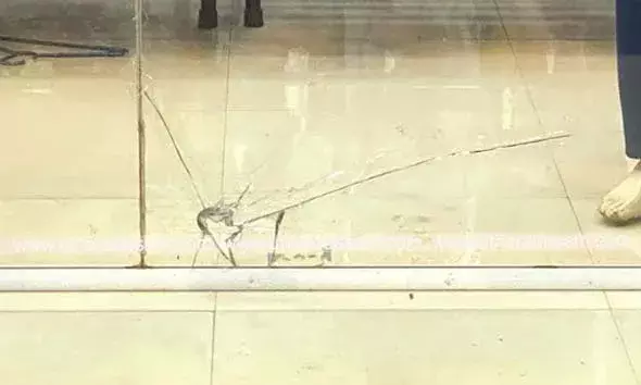 റെയില്‍വേ സ്റ്റേഷന്‍ റോഡില്‍ ജില്ലി തെറിച്ച് കടയുടെ ഗ്ലാസ് തകര്‍ന്നു