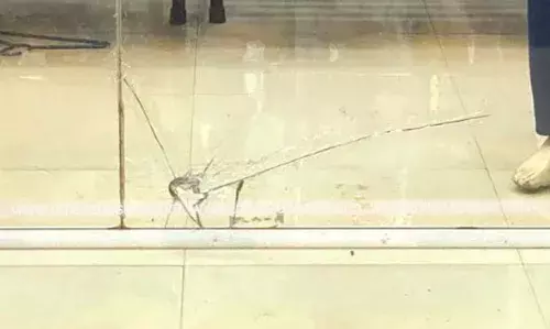 റെയില്‍വേ സ്റ്റേഷന്‍ റോഡില്‍ ജില്ലി തെറിച്ച് കടയുടെ ഗ്ലാസ് തകര്‍ന്നു