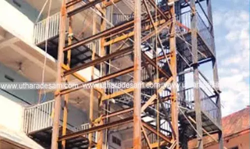 ജില്ലാ ആസ്പത്രിയിലെ ലിഫ്റ്റ് നിര്മ്മാണം പാതിവഴിയില് ജില്ലാ ആസ്പത്രിയിലെ ലിഫ്റ്റ് നിര്മ്മാണം പാതിവഴിയില്