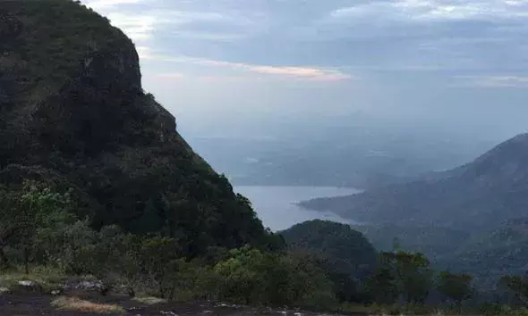 കേശവന്‍പാറയിലേക്ക് ഒരു യാത്ര പോയാലോ? വെള്ളച്ചാട്ടങ്ങളുടെയും തേയിലത്തോട്ടങ്ങളുടെയും അതിശയകരമായ കാഴ്ചകള്‍ ആസ്വദിക്കാം