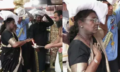 ഇരുമുടിക്കെട്ടുമായി പതിനെട്ടാംപടി ചവിട്ടി അയ്യപ്പദര്ശനം നടത്തി രാഷ്ട്രപതി ദ്രൗപതി മുര്മു ഇരുമുടിക്കെട്ടുമായി പതിനെട്ടാംപടി ചവിട്ടി അയ്യപ്പദര്ശനം നടത്തി രാഷ്ട്രപതി ദ്രൗപതി മുര്മു