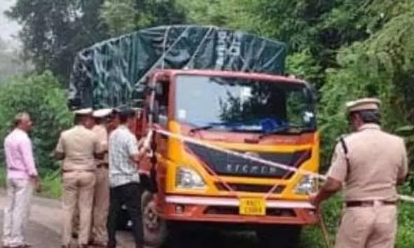 കര്ണാടകയില് കാസര്കോട് സ്വദേശിയായ ലോറി ഡ്രൈവര്ക്ക് പൊലീസിന്റെ വെടിയേറ്റു കര്ണാടകയില് കാസര്കോട് സ്വദേശിയായ ലോറി ഡ്രൈവര്ക്ക് പൊലീസിന്റെ വെടിയേറ്റു