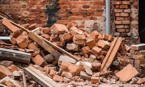 സംരക്ഷണമതില്‍ ഇടിഞ്ഞ് കിടപ്പുമുറിയുടെ ചുമര് തകര്‍ന്നു; അധ്യാപക ദമ്പതികളും പിഞ്ചുകുഞ്ഞും തലനാരിഴക്ക് രക്ഷപ്പെട്ടു