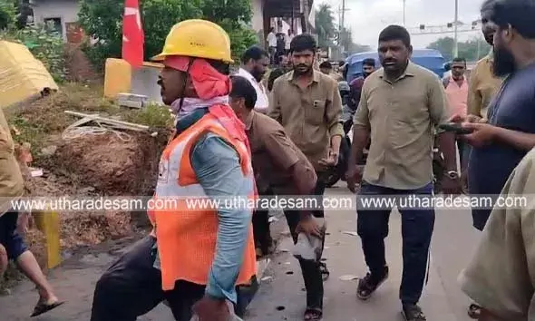 ഓട്ടോ സ്റ്റാന്റ് മാറ്റാന്‍ എത്തിയ കരാര്‍ ജീവനക്കാരെ ഡ്രൈവര്‍മാരും നാട്ടുകാരും ചേര്‍ന്ന് തടഞ്ഞു