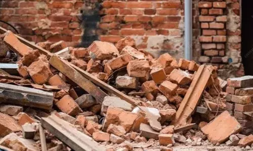 സംരക്ഷണമതില് ഇടിഞ്ഞ് കിടപ്പുമുറിയുടെ ചുമര് തകര്ന്നു; അധ്യാപക ദമ്പതികളും പിഞ്ചുകുഞ്ഞും തലനാരിഴക്ക് രക്ഷപ്പെട്ടു സംരക്ഷണമതില് ഇടിഞ്ഞ് കിടപ്പുമുറിയുടെ ചുമര് തകര്ന്നു; അധ്യാപക ദമ്പതികളും പിഞ്ചുകുഞ്ഞും തലനാരിഴക്ക് രക്ഷപ്പെട്ടു