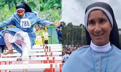 കന്യാസ്ത്രീ വേഷത്തിലെത്തി സംസ്ഥാന ഹര്ഡില്സില് സ്വര്ണ്ണ മെഡല് നേടി കാസര്കോട് സ്വദേശിയായ സബീന കന്യാസ്ത്രീ വേഷത്തിലെത്തി സംസ്ഥാന ഹര്ഡില്സില് സ്വര്ണ്ണ മെഡല് നേടി കാസര്കോട് സ്വദേശിയായ സബീന