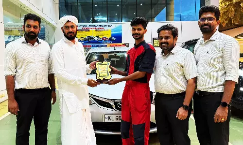 സ്വര്ണാഭരണം തിരിച്ചേല്പ്പിച്ച ഷോറൂം  ജീവനക്കാര്ക്ക് സ്നേഹോപഹാരം നല്കി സ്വര്ണാഭരണം തിരിച്ചേല്പ്പിച്ച ഷോറൂം  ജീവനക്കാര്ക്ക് സ്നേഹോപഹാരം നല്കി