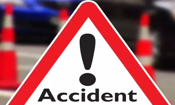 സ്‌കൂട്ടറിന് പിറകില്‍ ലോറിയിടിച്ച് യുവാക്കള്‍ക്ക് പരിക്ക്