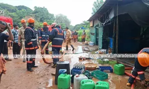 ചേറ്റുകുണ്ടില് ഗ്യാസ് സിലിണ്ടര് മാറ്റുന്നതിനിടെ ഹോട്ടലില് തീപിടിത്തം ചേറ്റുകുണ്ടില് ഗ്യാസ് സിലിണ്ടര് മാറ്റുന്നതിനിടെ ഹോട്ടലില് തീപിടിത്തം