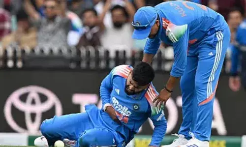 കളിക്കിടെ വാരിയെല്ലിന് പരിക്കേറ്റ ശ്രേയസ് അയ്യര് സുഖം പ്രാപിച്ചുവരുന്നതായി ബിസിസിഐ കളിക്കിടെ വാരിയെല്ലിന് പരിക്കേറ്റ ശ്രേയസ് അയ്യര് സുഖം പ്രാപിച്ചുവരുന്നതായി ബിസിസിഐ