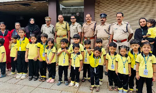 മഴയും വെയിലും തടസമാവാതെ സേവനത്തില് മുഴുകുന്ന പൊലീസുകാര്ക്ക് നന്ദി കാര്ഡ് സമ്മാനിച്ച് കുരുന്നുകള് മഴയും വെയിലും തടസമാവാതെ സേവനത്തില് മുഴുകുന്ന പൊലീസുകാര്ക്ക് നന്ദി കാര്ഡ് സമ്മാനിച്ച് കുരുന്നുകള്