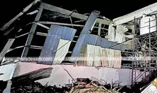 പ്ലൈവുഡ് ഫാക്ടറിയിലെ പൊട്ടിത്തെറിയില് പത്തിലേറെ തൊഴിലാളികള് മരിച്ചെന്ന പ്രചാരണം പരിഭ്രാന്തി പരത്തി പ്ലൈവുഡ് ഫാക്ടറിയിലെ പൊട്ടിത്തെറിയില് പത്തിലേറെ തൊഴിലാളികള് മരിച്ചെന്ന പ്രചാരണം പരിഭ്രാന്തി പരത്തി