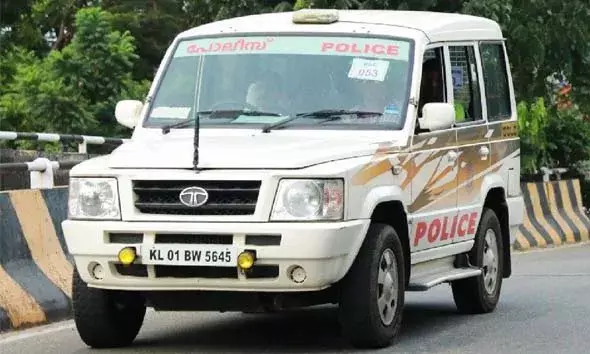 യുവതിയെ സ്‌കൂട്ടറില്‍ തട്ടിക്കൊണ്ടുപോയി കഴുത്തില്‍ കത്തിവെച്ചു; യുവാവിനെതിരെ കേസ്