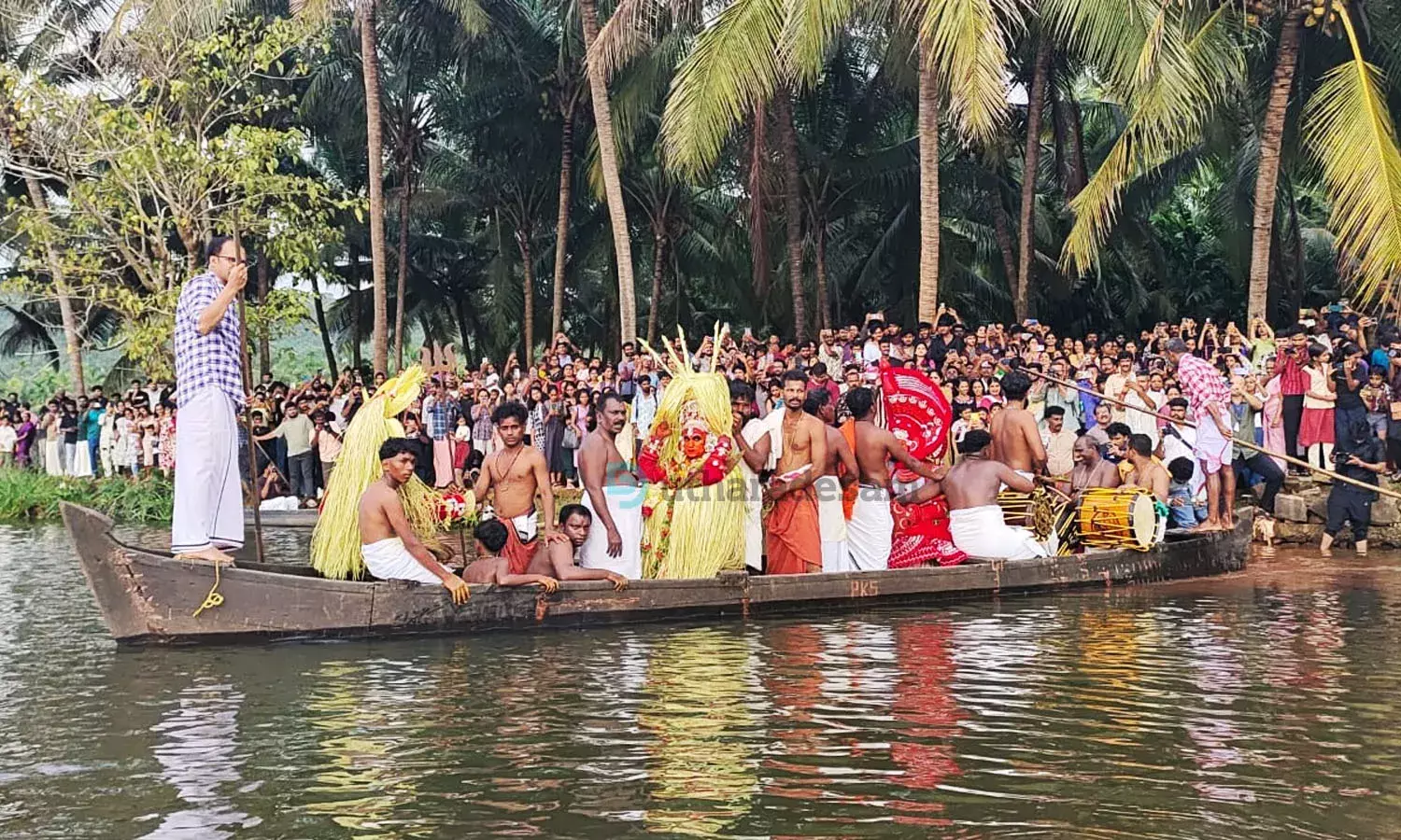 കാര്‍ഷിക സമൃദ്ധിയുടെ ഓര്‍മ്മ പുതുക്കാന്‍  തെയ്യങ്ങള്‍ പുഴകടന്നെത്തി