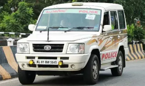 യുവതിയെ സ്കൂട്ടറില് തട്ടിക്കൊണ്ടുപോയി കഴുത്തില് കത്തിവെച്ചു; യുവാവിനെതിരെ കേസ് യുവതിയെ സ്കൂട്ടറില് തട്ടിക്കൊണ്ടുപോയി കഴുത്തില് കത്തിവെച്ചു; യുവാവിനെതിരെ കേസ്