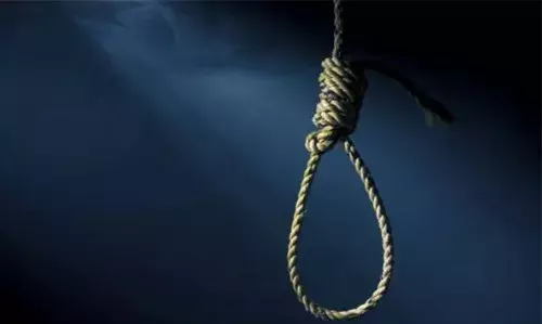 കൊല്ലം സ്വദേശിയെ താമസിക്കുന്ന ക്വാര്ട്ടേഴ്സില് തൂങ്ങിമരിച്ച നിലയില് കണ്ടെത്തി കൊല്ലം സ്വദേശിയെ താമസിക്കുന്ന ക്വാര്ട്ടേഴ്സില് തൂങ്ങിമരിച്ച നിലയില് കണ്ടെത്തി