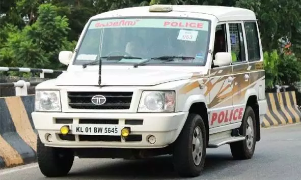 യുവതിയെ സ്കൂട്ടറില് തട്ടിക്കൊണ്ടുപോയി കഴുത്തില് കത്തിവെച്ചു; യുവാവിനെതിരെ കേസ് യുവതിയെ സ്കൂട്ടറില് തട്ടിക്കൊണ്ടുപോയി കഴുത്തില് കത്തിവെച്ചു; യുവാവിനെതിരെ കേസ്